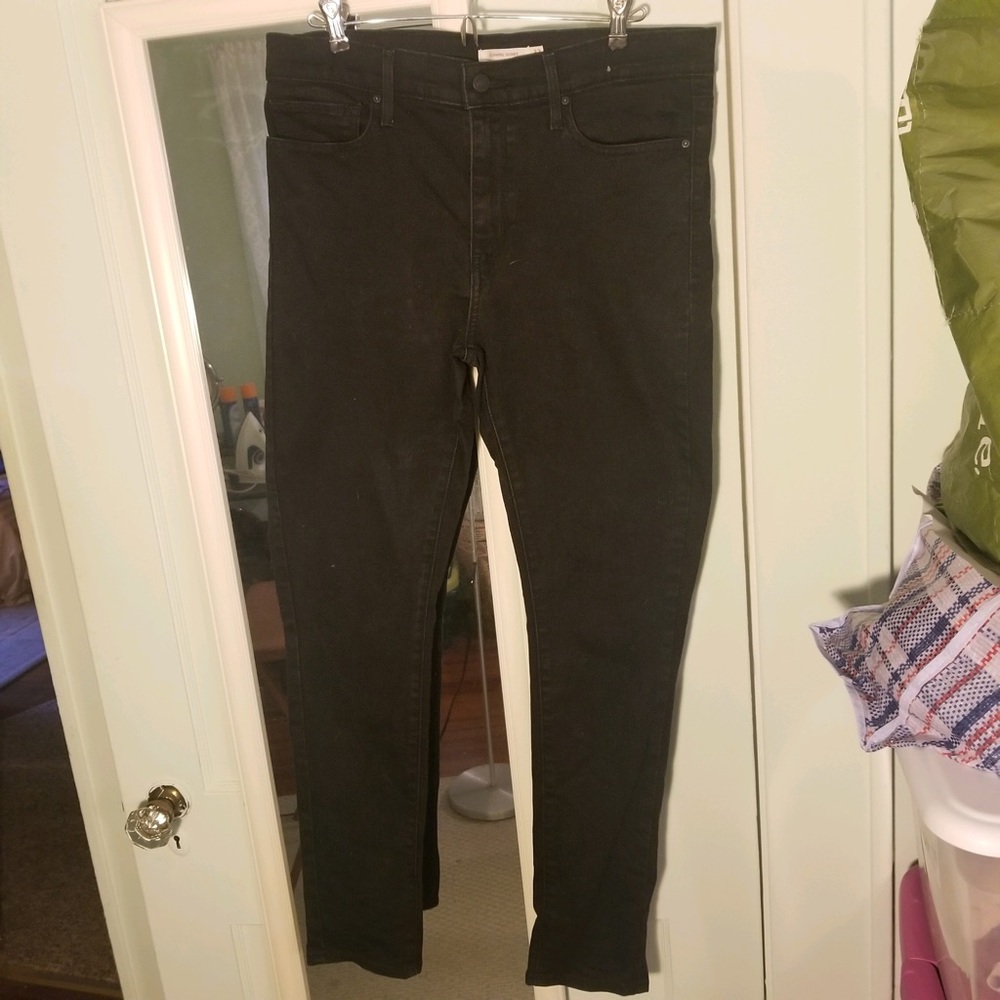 Levi’s Slimming Skinny jean, waist 32, length 30,high rise, black,